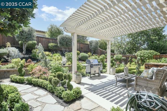 1746 Veneto Ln, Brentwood CA: https://media.crmls.org/mediaz/2434e8f3-5837-4782-bc25-61162258149e.jpg