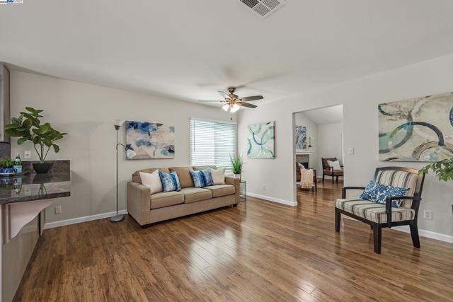36055 Easterday Way, Fremont CA: https://media.crmls.org/mediaz/2436ae88-8ad3-4984-beaf-ecf1978a1aaf.jpg