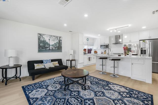 548 Sonoma Ave, Livermore CA: https://media.crmls.org/mediaz/2436ec92-f8d4-4bab-b48f-cc284235f261.jpg