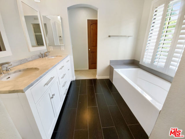 5996 Birdie Drive, La Verne CA: https://media.crmls.org/mediaz/2437064e-a933-4f5b-b1a6-71440e526f19.jpg