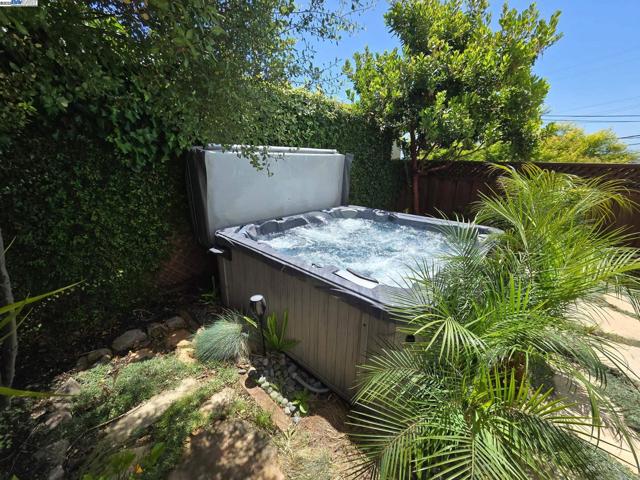 16660 Winding Blvd, San Leandro CA: https://media.crmls.org/mediaz/24383263-73fa-43bb-bcee-77a1db1fbd8d.jpg