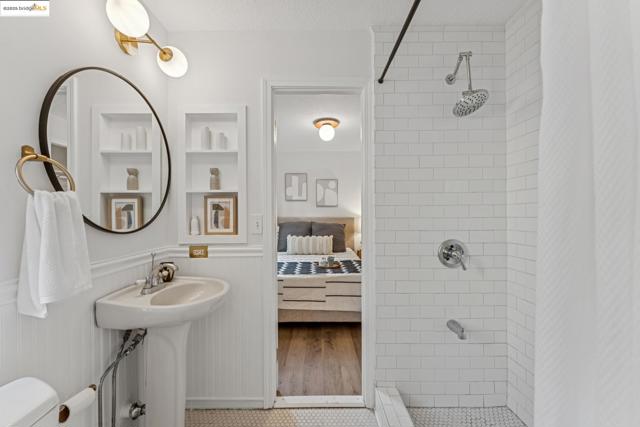 350 Henry St, Oakland CA: https://media.crmls.org/mediaz/24385df6-2905-40e3-bc6b-a340e4476077.jpg