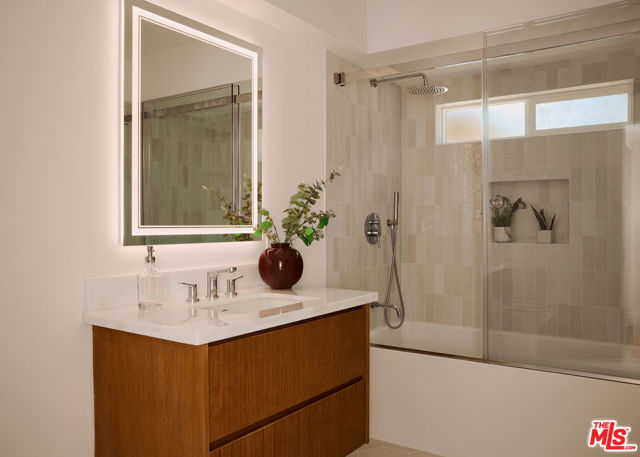 5271 Woodlake Avenue, Woodland Hills CA: https://media.crmls.org/mediaz/24392bb5-7ed6-4f2c-9ce6-3378132903d0.jpg