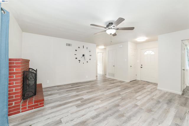 324 Eva Ct, Manteca CA: https://media.crmls.org/mediaz/24396a1f-653b-4117-87e8-6b06453a1468.jpg