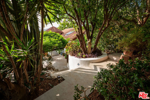 4559 E Rose Hill Drive, Los Angeles CA: https://media.crmls.org/mediaz/24397f29-0a82-4edb-8191-d1cab629463e.jpg