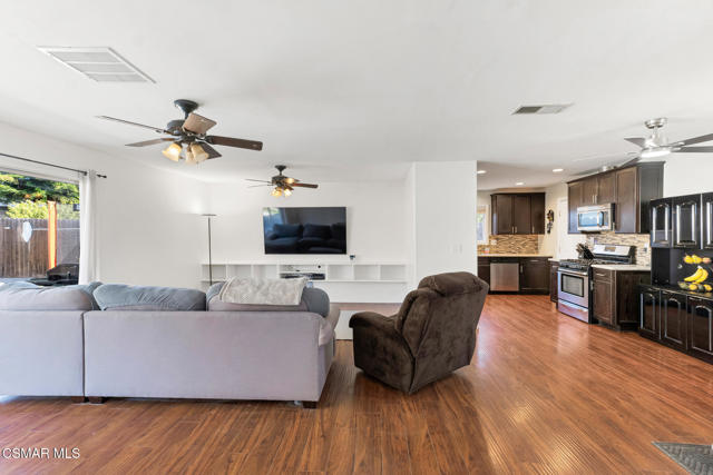 2141 Fitzgerald Road, Simi Valley CA: https://media.crmls.org/mediaz/2439b4d2-4f74-4a09-8d75-d39eeec26218.jpg