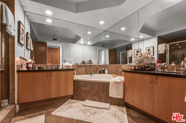 1521 Greenfield Avenue, Los Angeles CA: https://media.crmls.org/mediaz/243a5eeb-d5cd-427d-af0a-9e230e745659.jpg
