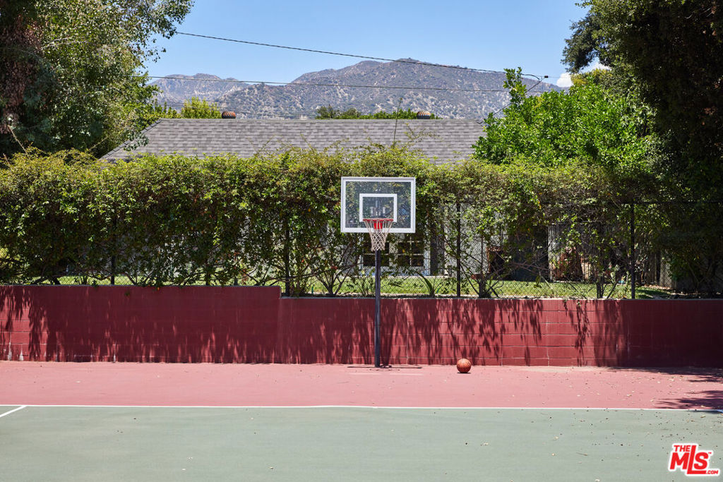 https://media.crmls.org/mediaz/243ab705-85f3-4806-a6d3-6caa3503e374.jpg?preset=X-Large