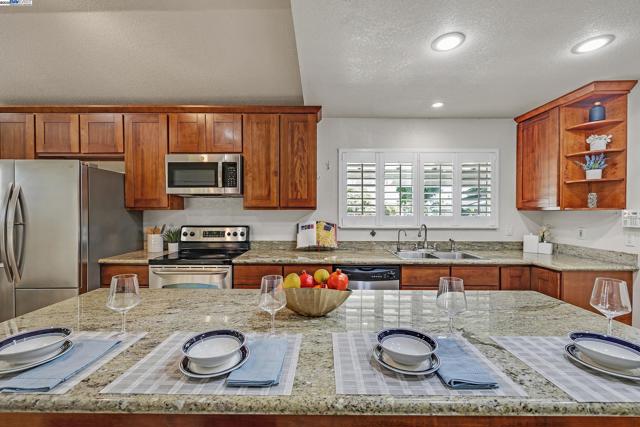 4955 Swindon Pl, Newark CA: https://media.crmls.org/mediaz/243ab946-8fcd-4765-838b-a709850b82f8.jpg