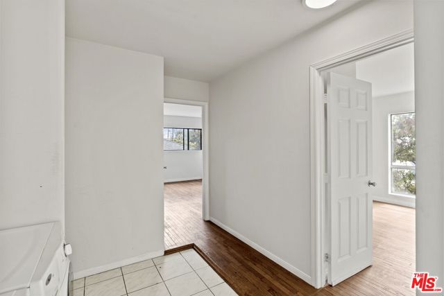 1033 6TH Street, Santa Monica CA: https://media.crmls.org/mediaz/243ac634-02bd-4d44-bc79-47cd9497d3e9.jpg