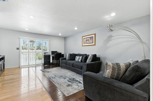 923 90Th Ave, Oakland CA: https://media.crmls.org/mediaz/243ac86d-9ba4-4e00-b56a-f652562a66e1.jpg