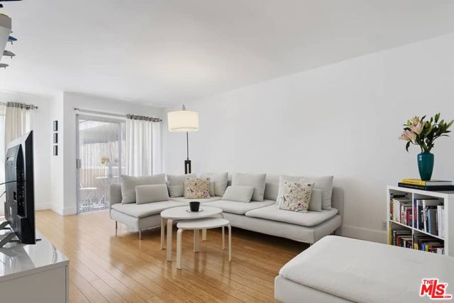525 N Sycamore Avenue, Los Angeles CA: https://media.crmls.org/mediaz/243af931-23b1-43f6-8b0f-67bc3bcae389.jpg
