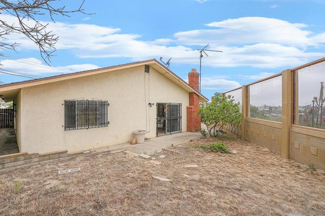 945 Nacion Avenue, Chula Vista CA: https://media.crmls.org/mediaz/243bab87-3f6c-4d89-86d0-5a6ecff0a7fd.jpg