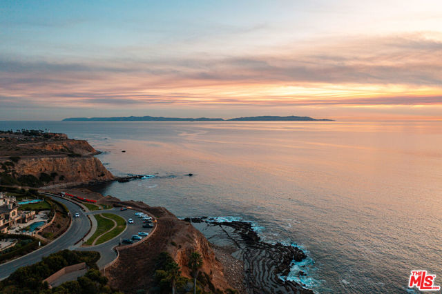 93 Laurel Drive, Rancho Palos Verdes CA: https://media.crmls.org/mediaz/243c9df5-24b7-4480-b882-7a43c110739e.jpg