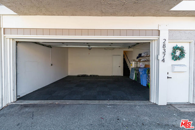 28374 Rey De Copas Lane, Malibu CA: https://media.crmls.org/mediaz/243e5829-75ab-4f3b-b1b0-7d82c19512bb.jpg