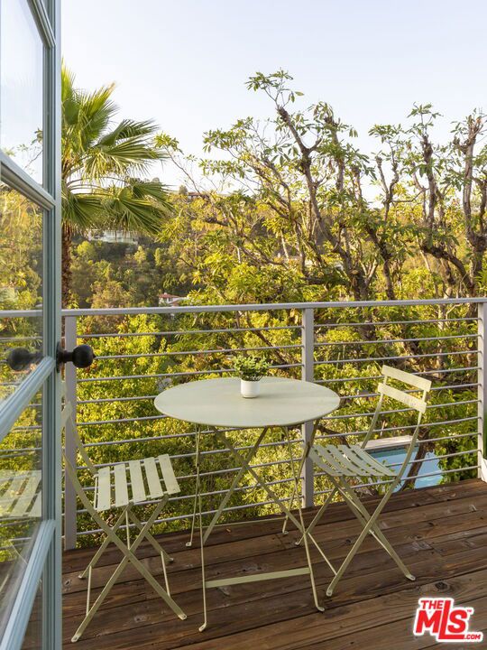 2500 Carman Crest Drive, Los Angeles CA: https://media.crmls.org/mediaz/243e72e6-f804-4576-8c18-b51563babc66.jpg