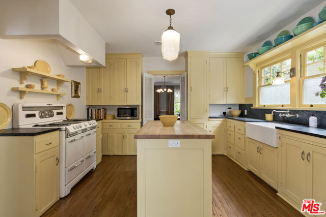 232 N Arden Boulevard, Los Angeles CA: https://media.crmls.org/mediaz/243e8e29-3eb1-4882-b6d1-1f5cf0dc049c.jpg