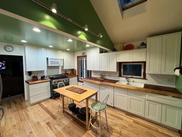 111 Sylvan Way, La Honda CA: https://media.crmls.org/mediaz/243eb8be-086d-4c51-a082-fd5d4878dcbc.jpg