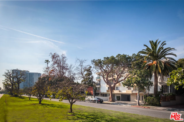 305 San Vicente Boulevard, Santa Monica CA: https://media.crmls.org/mediaz/243f4da6-77b1-4eee-adbd-bfe6761d5340.jpg