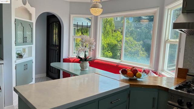 135 Alta Rd, Oakland CA: https://media.crmls.org/mediaz/243f559b-8935-4c11-975a-07514b4c3403.jpg