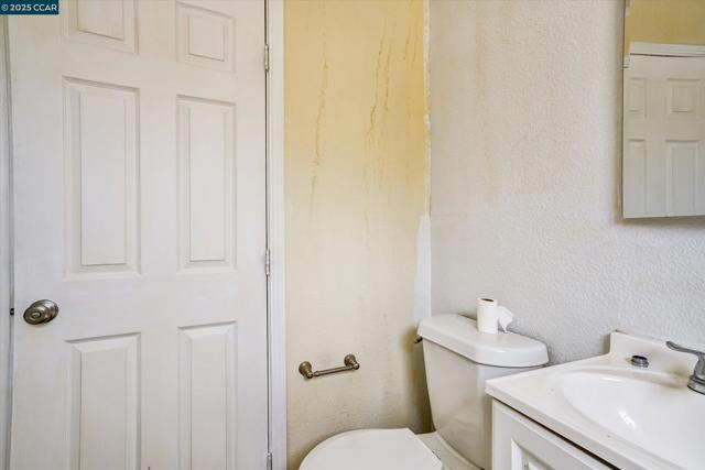 5235 Macarthur Blvd, Oakland CA: https://media.crmls.org/mediaz/243fcaa5-f12d-4d50-8e96-3282767b98cd.jpg
