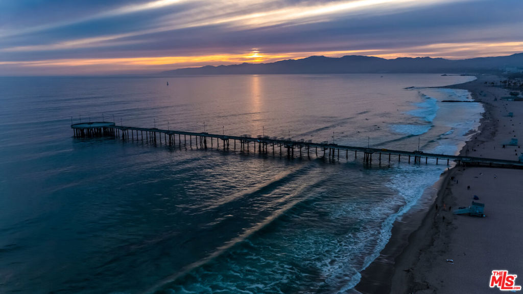 https://media.crmls.org/mediaz/244492de-2e93-403f-a21f-5428d4e66918.jpg?preset=X-Large