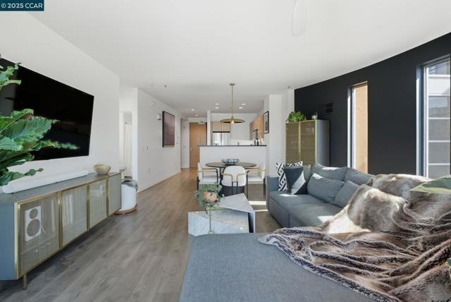 200 2nd St, Oakland CA: https://media.crmls.org/mediaz/24456562-5fdc-439c-a17b-f87e7a19959e.jpg