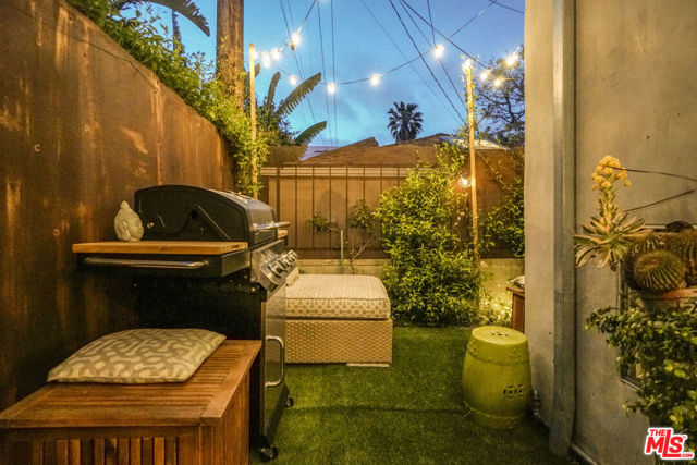 657 Mildred Avenue, Venice CA: https://media.crmls.org/mediaz/2445b23c-f9c7-482a-b750-06a87066e0f1.jpg