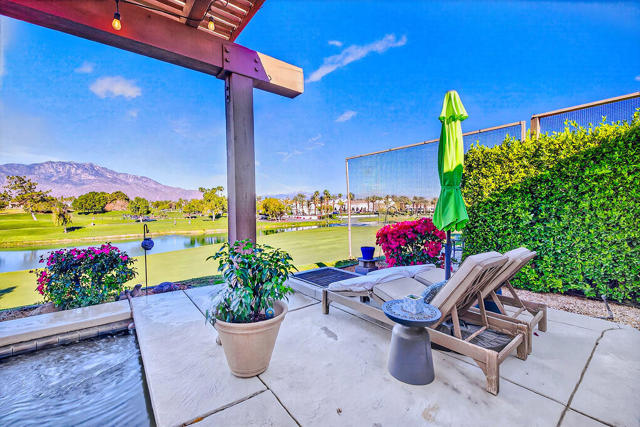10 Colonial Drive, Rancho Mirage CA: https://media.crmls.org/mediaz/2445e5d6-0f65-4e4c-852d-7b3cca9f40f3.jpg
