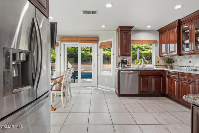 5625 Maricopa Drive, Simi Valley CA: https://media.crmls.org/mediaz/24469aa6-304c-4b79-9d79-67c1bbf14536.jpg