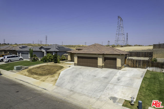 3605 Balvicar Drive, Bakersfield CA: https://media.crmls.org/mediaz/2446bb79-9c4d-46cf-a5fe-10b6e7c699b2.jpg