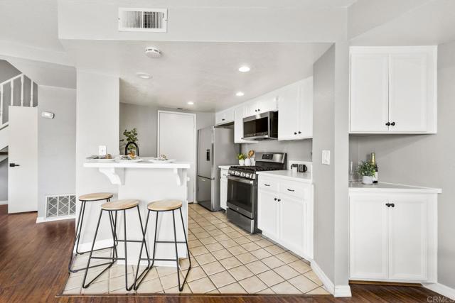 Detail Gallery Image 10 of 45 For 7012 Goldenrod Way, Carlsbad,  CA 92011 - 3 Beds | 2/1 Baths