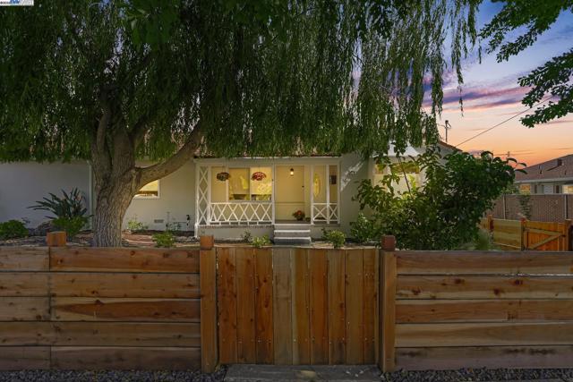 955 Maud Ave, San Leandro CA: https://media.crmls.org/mediaz/2449e792-a5ec-4a81-a250-590928e93a2e.jpg