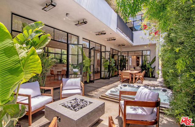 745 E Sunset Avenue, Venice CA: https://media.crmls.org/mediaz/244a2be8-1a8c-40ab-9dcd-badabdf39255.jpg