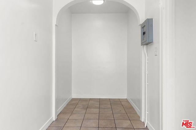 225 W Adams Boulevard, Los Angeles CA: https://media.crmls.org/mediaz/244ad46b-1e89-4c64-96ab-224b2feae948.jpg