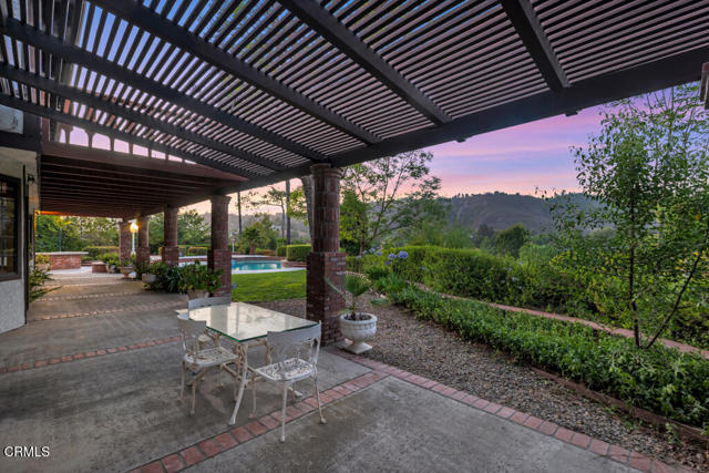 11395 Highridge Court, Camarillo CA: https://media.crmls.org/mediaz/244b938e-48cf-4dc9-81eb-33393371c6c1.jpg