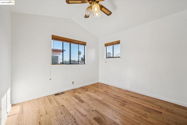 9090 Castlewood St, Oakland CA: https://media.crmls.org/mediaz/244bb411-565b-4a41-b049-19321bdcb1d0.jpg