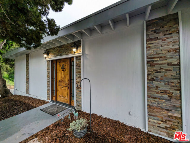 7083 Highcliff Trail, Tujunga CA: https://media.crmls.org/mediaz/244c853d-242a-434f-ae06-9c2f2ffcea73.jpg