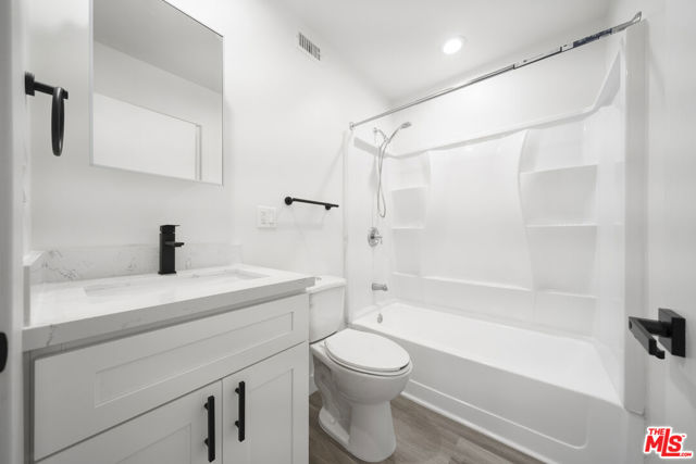 4112 1/2 S Normandie Avenue, Los Angeles CA: https://media.crmls.org/mediaz/244de9e8-5ae7-45c7-9488-4107edab5abd.jpg