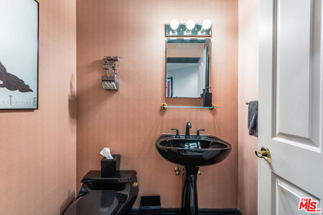 17040 Rancho Street, Encino CA: https://media.crmls.org/mediaz/244e0a31-06a3-4ed6-9599-366c40bdab09.jpg