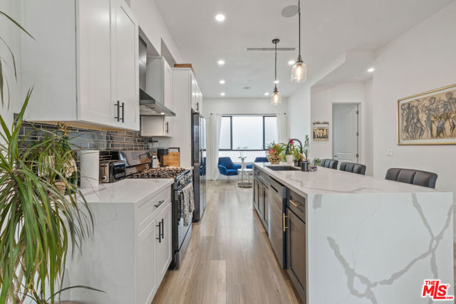 5961 Fountain Avenue, Los Angeles CA: https://media.crmls.org/mediaz/244e3028-244f-4c47-9e14-f779968d10eb.jpg