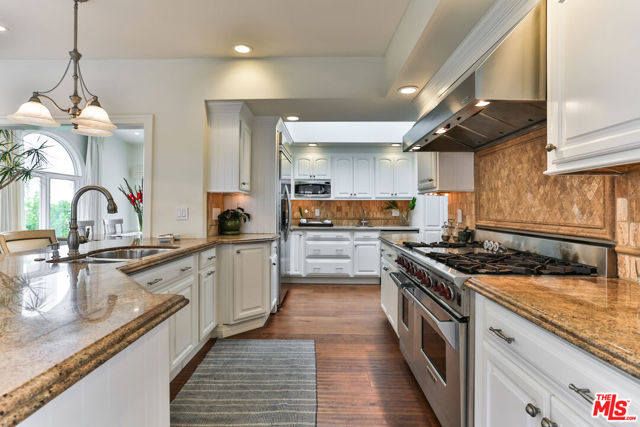 218 Montreal Street, Playa del Rey CA: https://media.crmls.org/mediaz/244eaa5c-1adc-4450-854e-c94dff831bf5.jpg