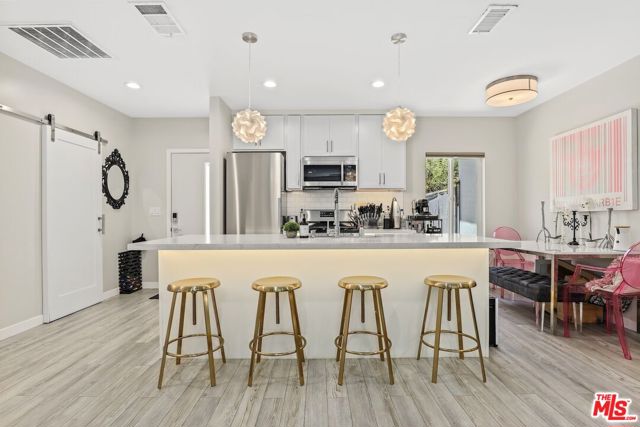 6526 6528 San Vicente Boulevard, Los Angeles CA: https://media.crmls.org/mediaz/244fca4b-7d8b-46d8-9729-42cf31be6e9c.jpg