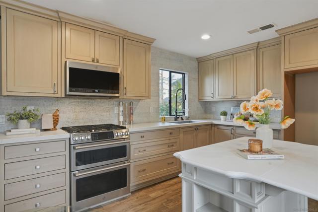 109 Scenic Dr, El Cajon CA: https://media.crmls.org/mediaz/24509d67-6d53-429f-85fc-c03077eb74db.jpg