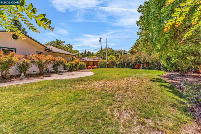 2032 Vanderslice Ave, Walnut Creek CA: https://media.crmls.org/mediaz/2450d855-031d-49f1-ae0a-9c3006be01ac.jpg