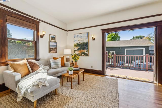 1335 Grove St, Alameda CA: https://media.crmls.org/mediaz/2451517d-543f-4bab-af78-51a5105fece6.jpg