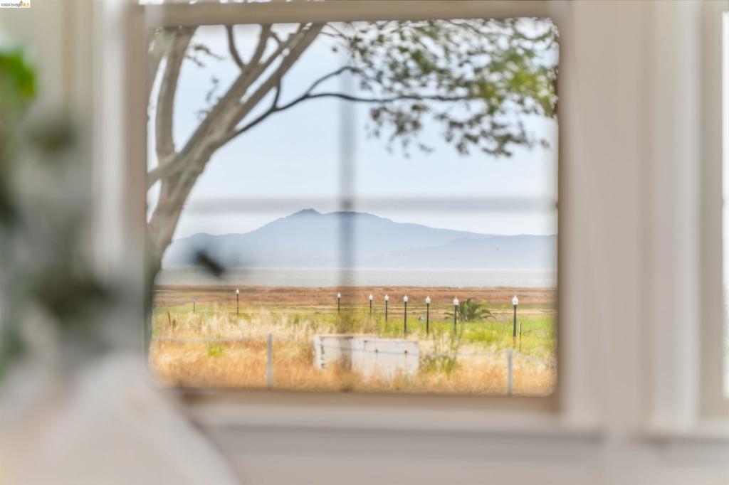 https://media.crmls.org/mediaz/24524498-b91b-4476-b163-91e40b011c1c.jpg?preset=X-Large