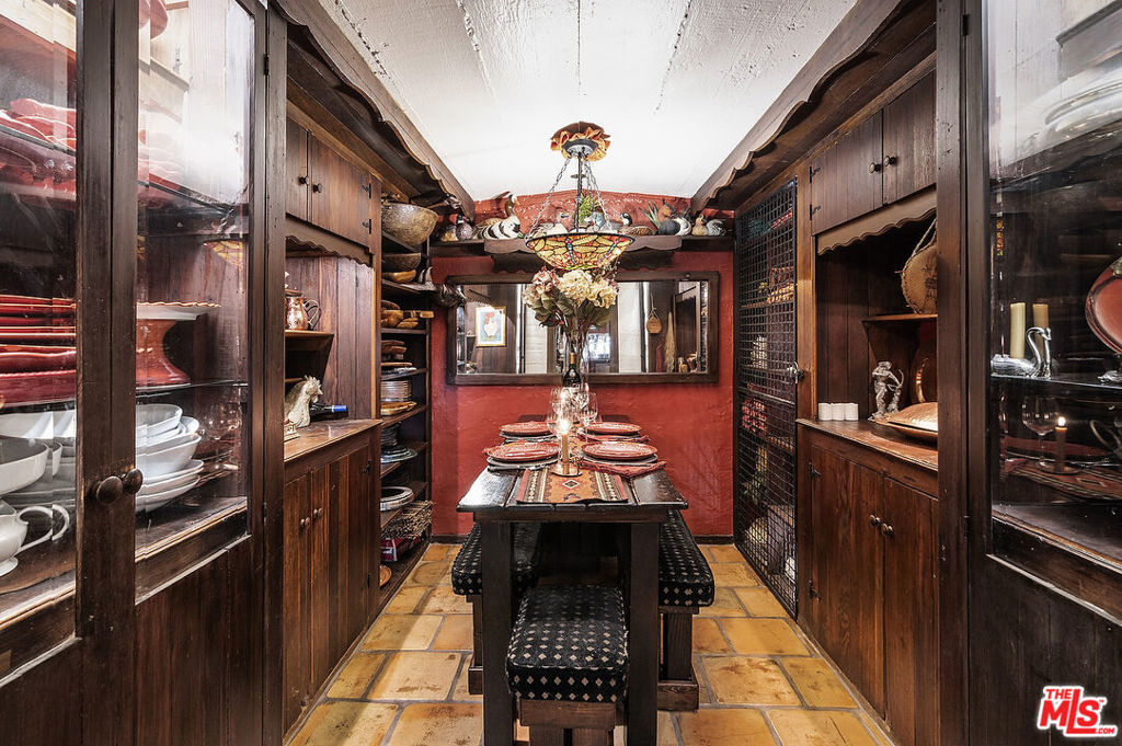 https://media.crmls.org/mediaz/2452b6f1-893e-40e6-a44b-3338cb6ae347.jpg?preset=X-Large