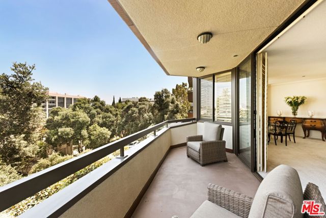 300 N Swall Drive, Beverly Hills CA: https://media.crmls.org/mediaz/24536800-21a4-40f8-be90-ad182b9183c0.jpg