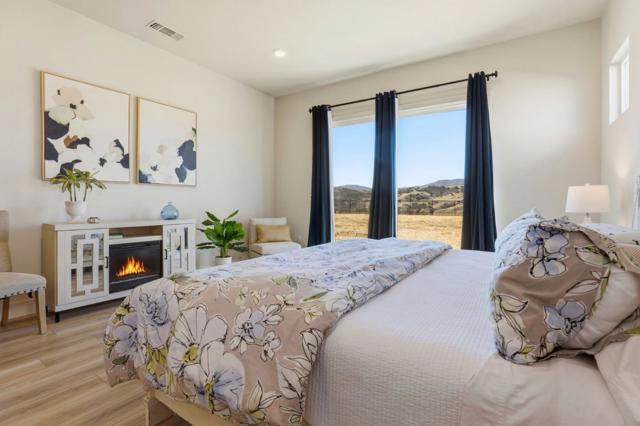 208 Luna Way, Hollister CA: https://media.crmls.org/mediaz/2455fbd3-898c-4271-8d94-2ec5ee7cf25a.jpg